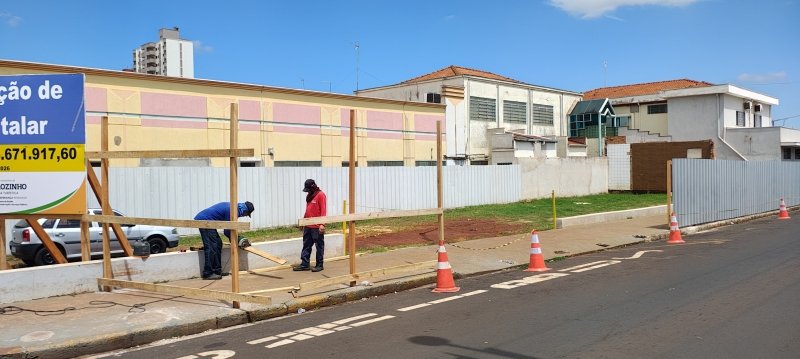 Canteiro de obras do prédio hospitalar anexo à Santa Casa ganha forma e serviços de demolição devem começar nos próximos dias