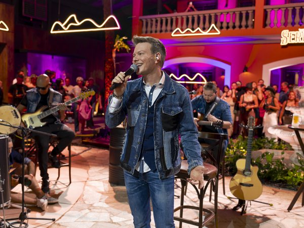 Michel Teló abre o Cruz das Posses Rodeio Fest 2026 com grandes sucessos e muita animação
